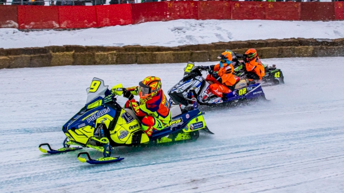 snow moblie racing